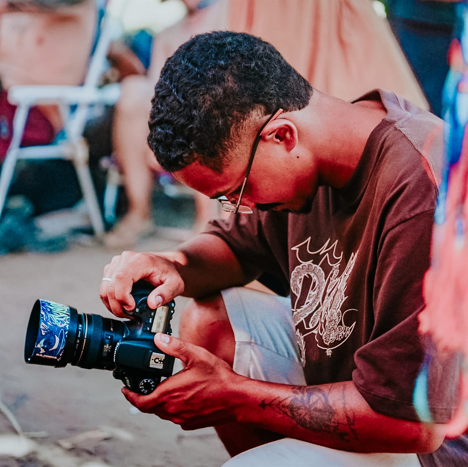 Fotógrafo ajustando a câmera durante evento