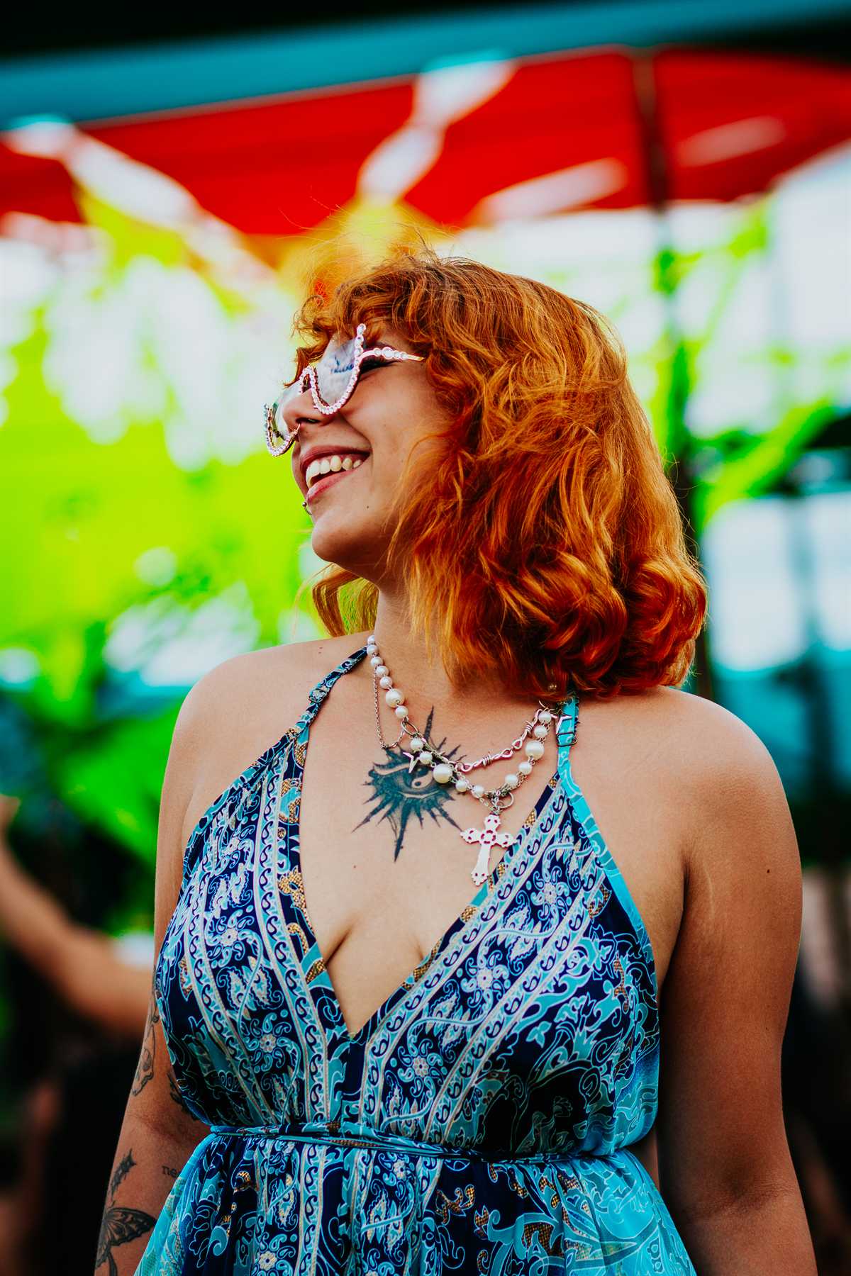 Mulher ruiva sorrindo durante evento diurno